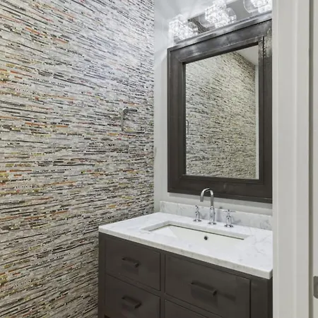 Germantown Stunner With A Skyline View Rooftop And Private Garage Holiday home