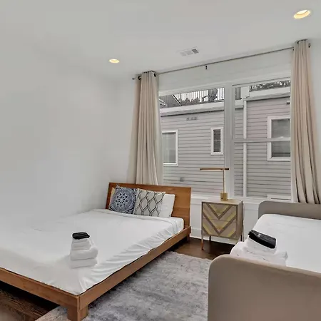 Holiday home Stylish Townhome W Rooftop Views Near Broadway