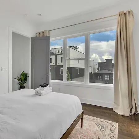 Trendy Townhome W Rooftop Views Near Broadway Holiday home Nashville