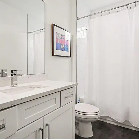 2 Stylish Townhomes W Rooftop Views Near Broadway Holiday home