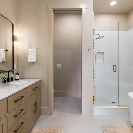 12 South With Rooftop Sauna And Wet Bar With 2 Car Garage Nashville