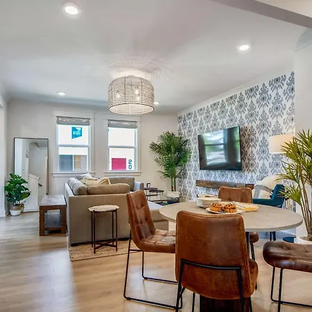 Holiday home Two Beautiful Luxury Renovations Near Downtown