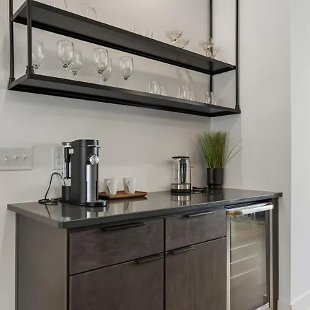 Elegant Townhome Rooftop Hot Tub & Fireplace Holiday home *