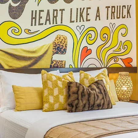 Walk To Broadway From The Hidden Gem With Pool Gym And Holiday home Nashville