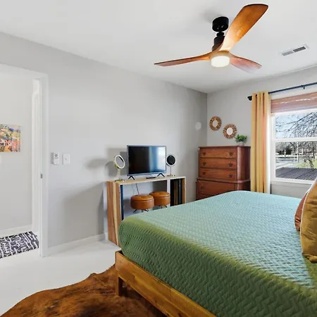 Amazing Backyard Only 2 Miles To Downtown With Sauna And Firepit Holiday home