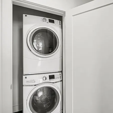 Stylish Townhome W Rooftop Views Near Broadway Holiday home