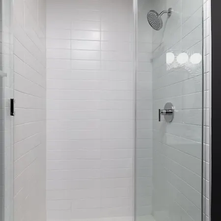With Pool Balcony And Garage Walk To Downtown Broadway Holiday home *