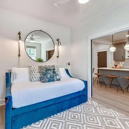 Modern Two Townhomes Close To Downtown Holiday home *