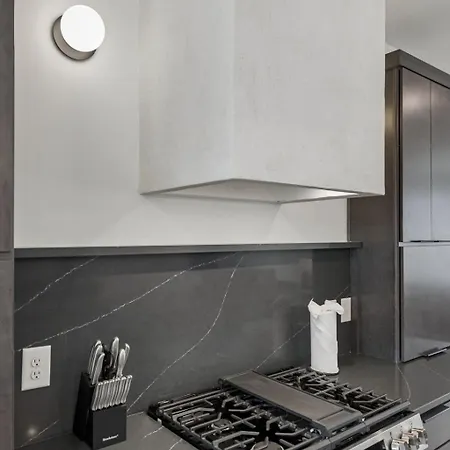 Elegant Townhome Rooftop Hot Tub & Fireplace * Nashville