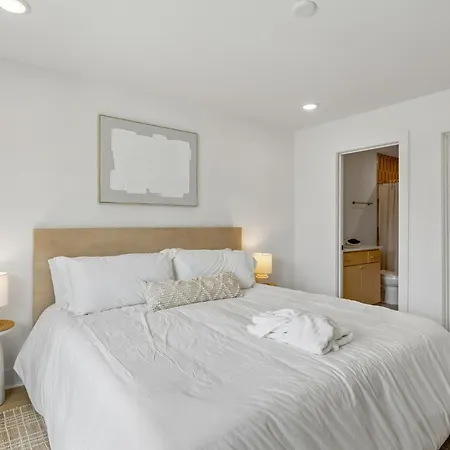 Modern Townhouse Rooftop Hot Tub & Fireplace * Nashville