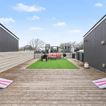 Holiday home 2 Trendy Townhomes W Rooftop Views Near Broadway *