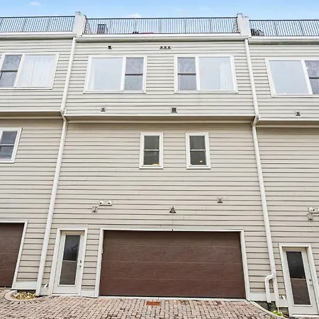 Stylish Townhome W Rooftop Views Near Broadway