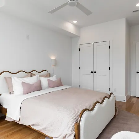 12 South With Rooftop Sauna And Wet Bar With 2 Car Garage Holiday home