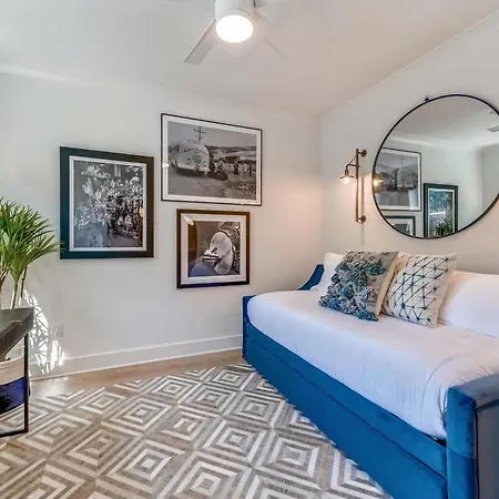Holiday home Modern Two Townhomes Close To Downtown
