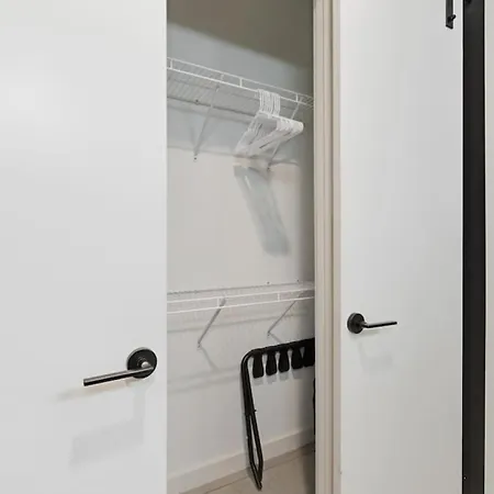With Pool Balcony And Garage Walk To Downtown Broadway Holiday home *