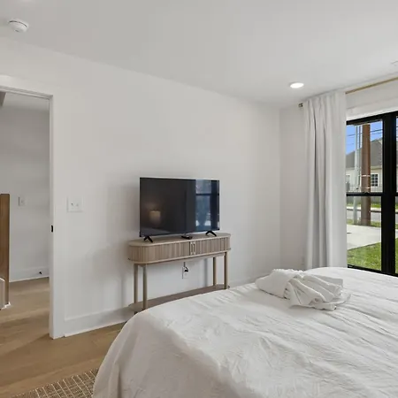 Modern Townhouse Rooftop Hot Tub & Fireplace * Nashville