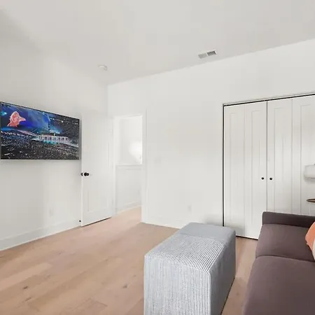Modern Palette - Private Patio - Mins To Broadway Holiday home Nashville