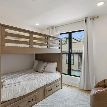 Modern Townhouse Rooftop Hot Tub & Fireplace * Nashville
