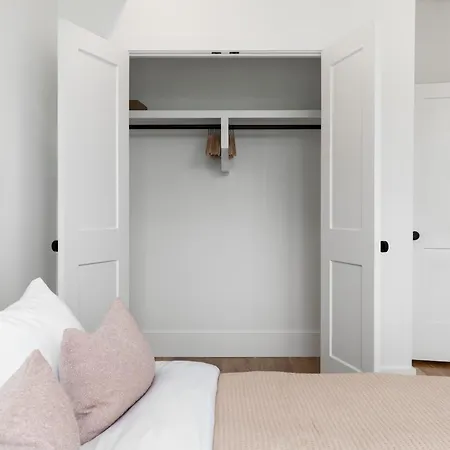 Holiday home 12 South With Rooftop Sauna And Wet Bar With 2 Car Garage Nashville