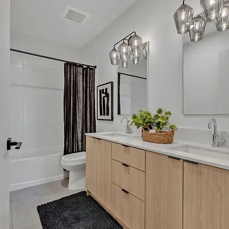 Hyve-anthem-private Balconies-walk To Broadway Holiday home