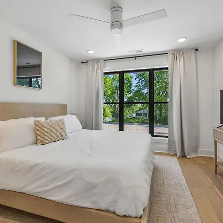 Multi-level Retreat With Hot Tub And Rooftop Views Holiday home *