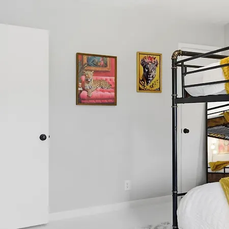 Amazing Backyard Only 2 Miles To Downtown With Sauna And Firepit *