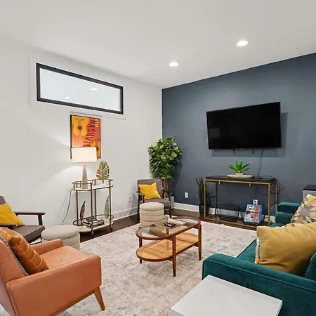 Holiday home 2 Trendy Townhomes W Rooftop Views Near Broadway *