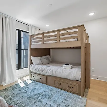 Luxury Townhouse With Exclusive Rooftop Hot Tub Holiday home *