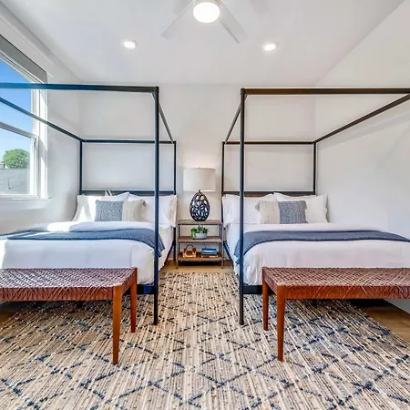 Modern Two Townhomes Close To Downtown Holiday home *