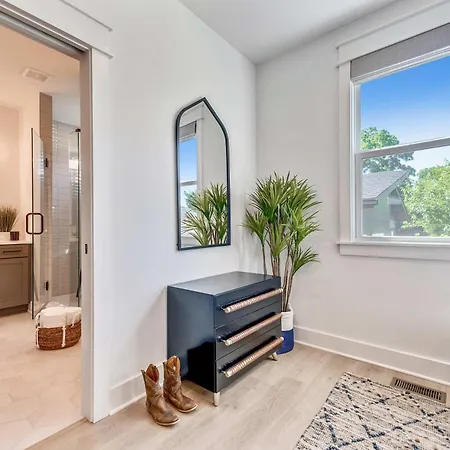 Modern Two Townhomes Close To Downtown Holiday home *