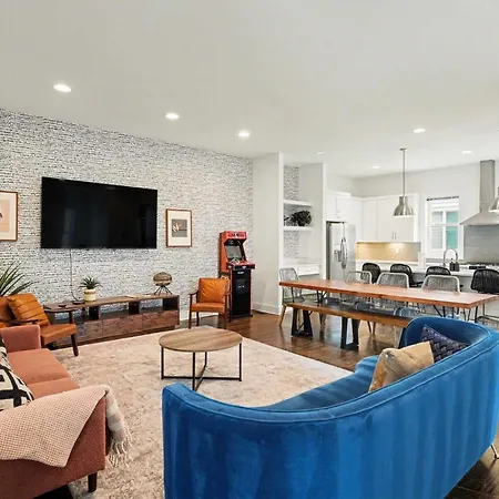 Holiday home 2 Stylish Townhomes W Rooftop Views Near Broadway *