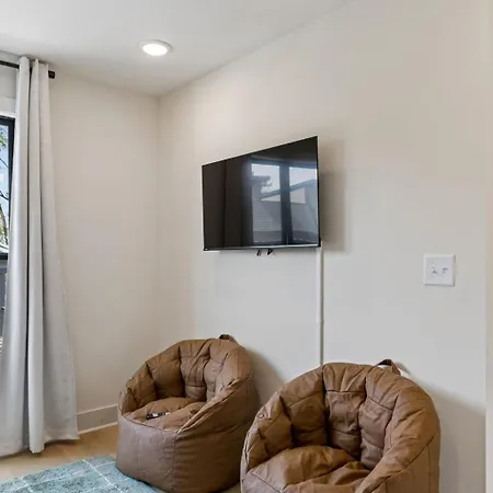 Holiday home Stylish 3-story Townhome Hot Tub & Fireplace *