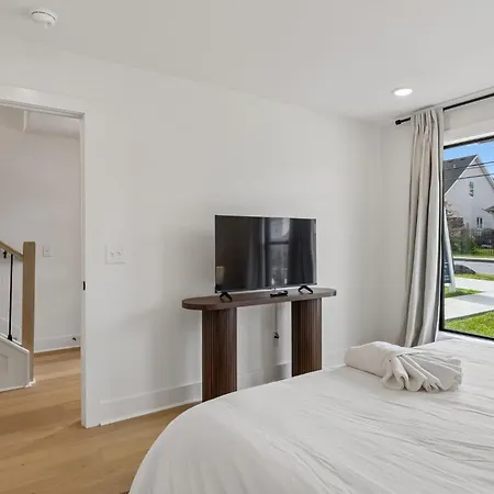 Elegant Townhome Rooftop Hot Tub & Fireplace *