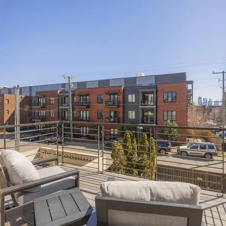 Holiday home Germantown Stunner With A Skyline View Rooftop And Private Garage