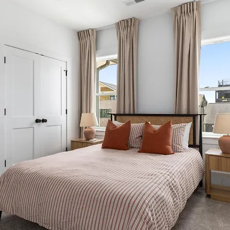 12 South With Rooftop Sauna And Wet Bar With 2 Car Garage Holiday home