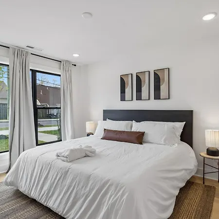 Holiday home Elegant Townhome Rooftop Hot Tub & Fireplace