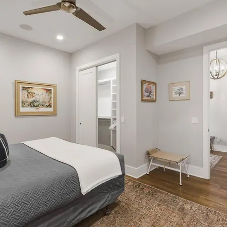 Germantown Stunner With A Skyline View Rooftop And Private Garage Nashville