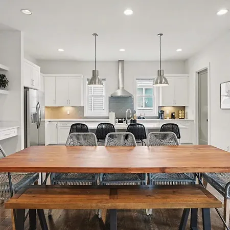 2 Modern Townhomes W Rooftop Views Near Broadway Holiday home Nashville