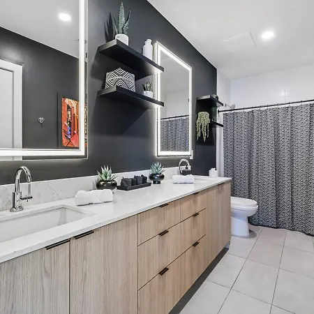 Walk To Broadway From The Hidden Gem With Pool Gym And Holiday home Nashville