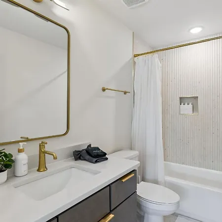 Stylish 3-story Townhome Hot Tub & Fireplace * Nashville