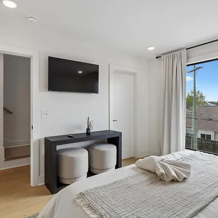 Trendy Townhouse Rooftop Hot Tub & Fireplace