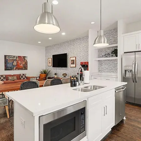 Holiday home 2 Modern Townhomes W Rooftop Views Near Broadway