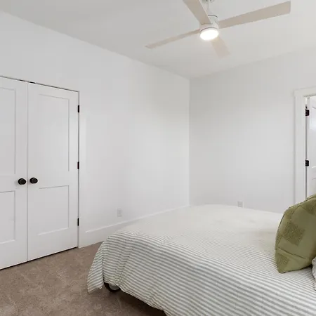 12 South With Rooftop Sauna And Wet Bar With 2 Car Garage Holiday home