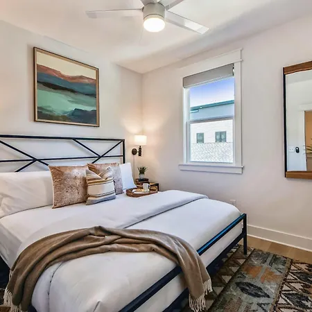 Modern Two Townhomes Close To Downtown
