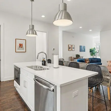 Holiday home 2 Stylish Townhomes W Rooftop Views Near Broadway *