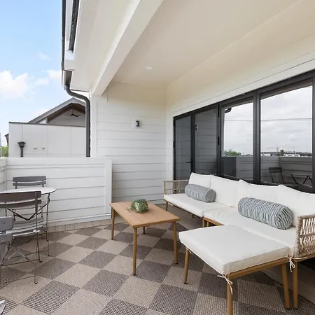12 South With Rooftop Sauna And Wet Bar With 2 Car Garage *