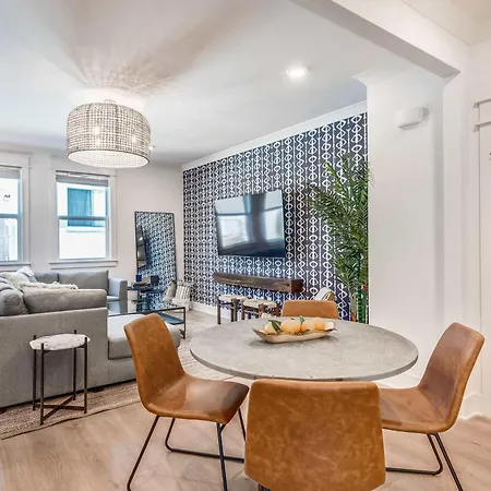 Holiday home Modern Two Townhomes Close To Downtown *