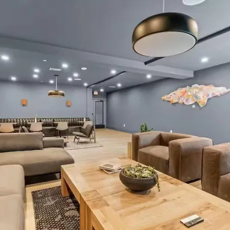 Holiday home With Pool Balcony And Garage Walk To Downtown Broadway *