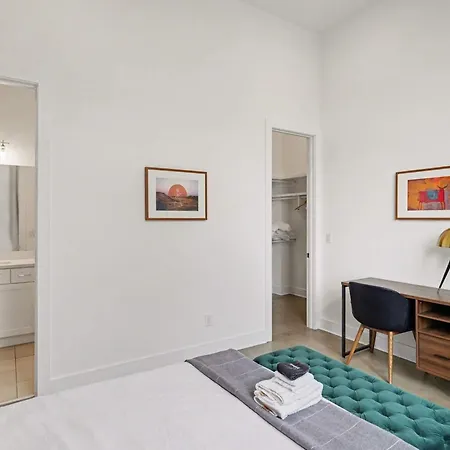 2 Stylish Townhomes W Rooftop Views Near Broadway Holiday home