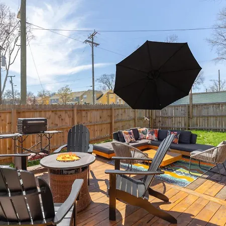 Amazing Backyard Only 2 Miles To Downtown With Sauna And Firepit
